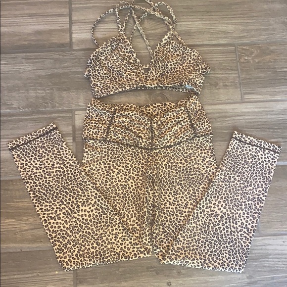 Leaport print crop leggings and matching top - Picture 6 of 9